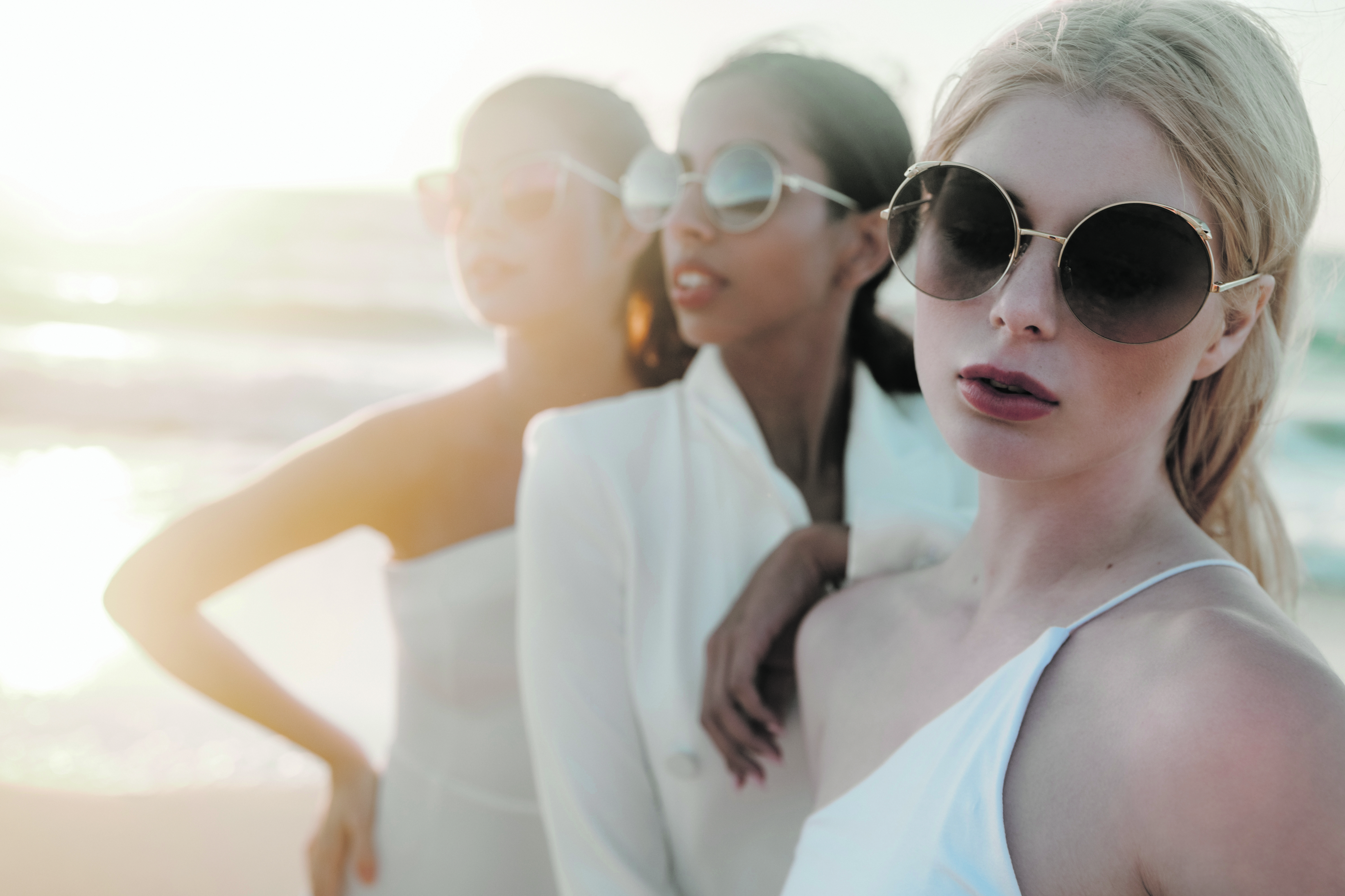 Modellen met zonnebrillen