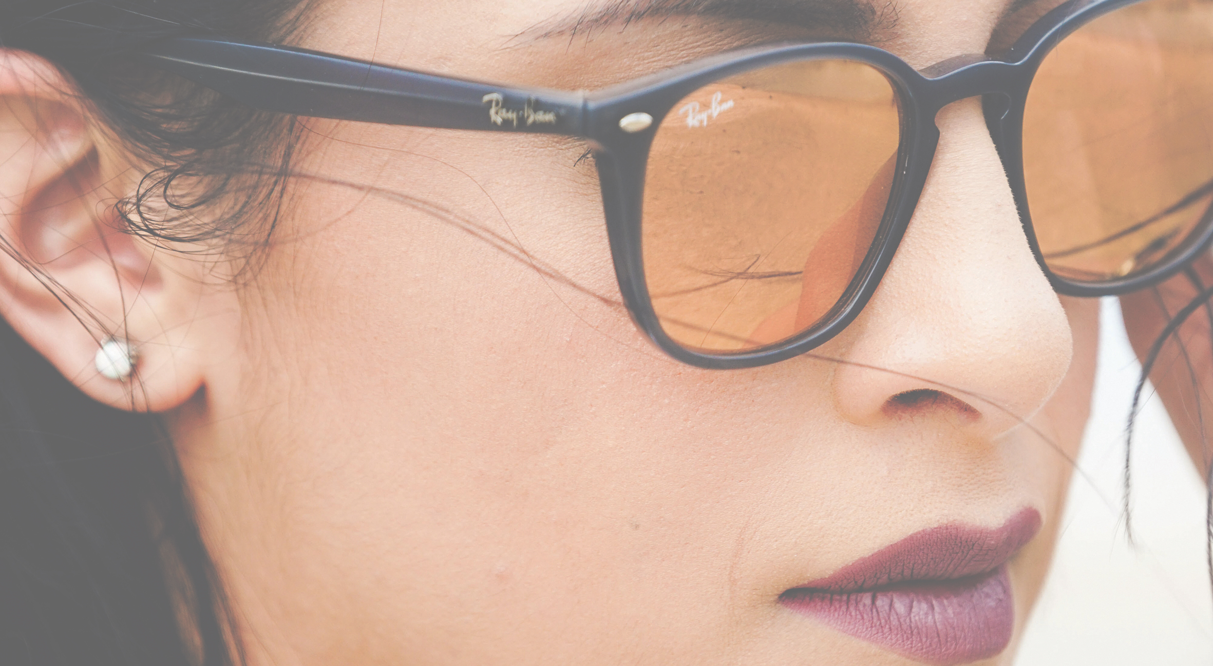 Model met RayBan zonnebril